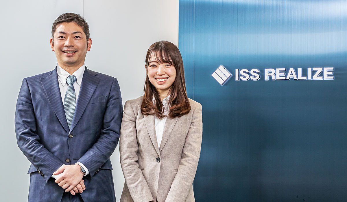 株式会社ISSリアライズ 総務部 情報技術グループ 課長 西脇 一憲さんと吉田 ももこさんの写真